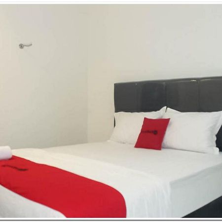 Hotel Reddoorz @ Paus Raya Palangkaraya Esterno foto
