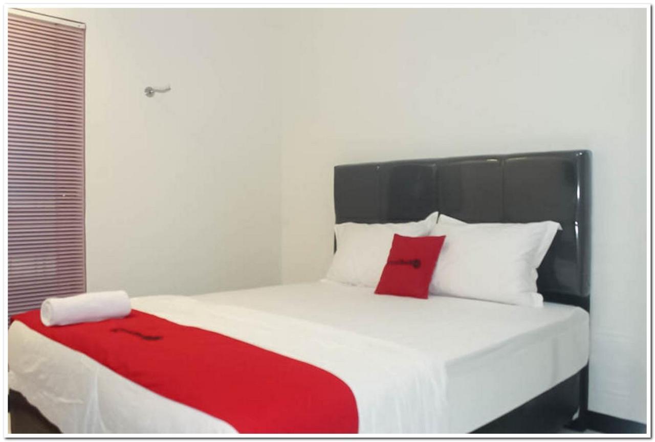 Hotel Reddoorz @ Paus Raya Palangkaraya Esterno foto